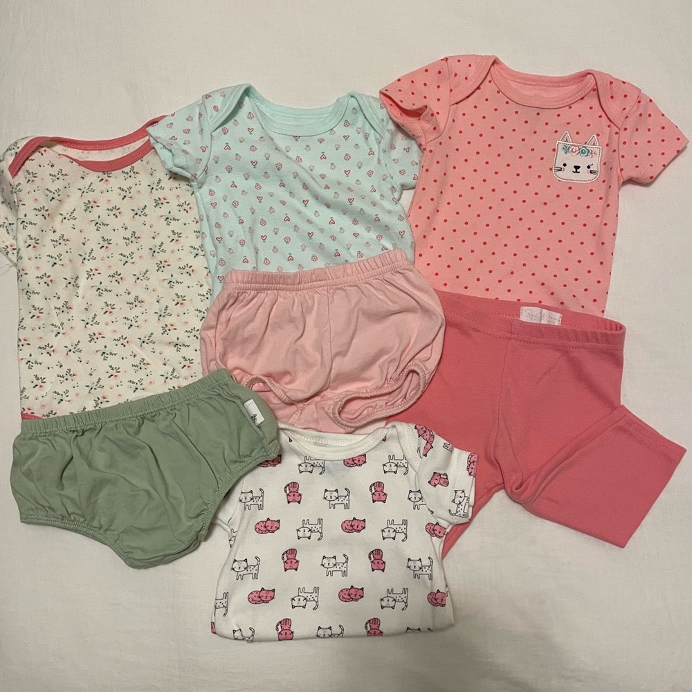 3-6 Months 4 onsies, 2 bloomers & 1 pair of leggings like new!